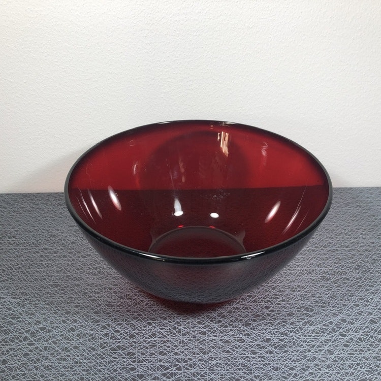 Stor glasskål i rött glas