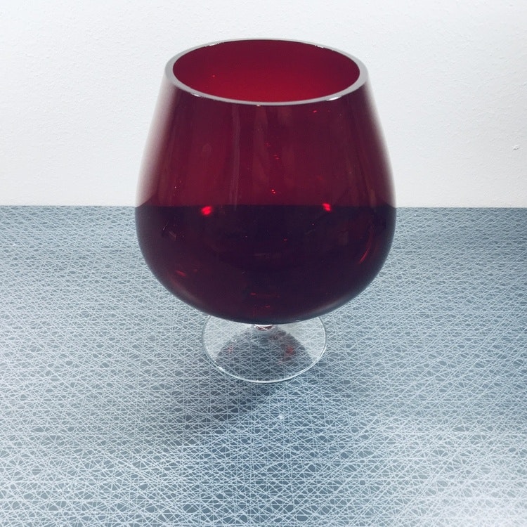 Stort rött glas