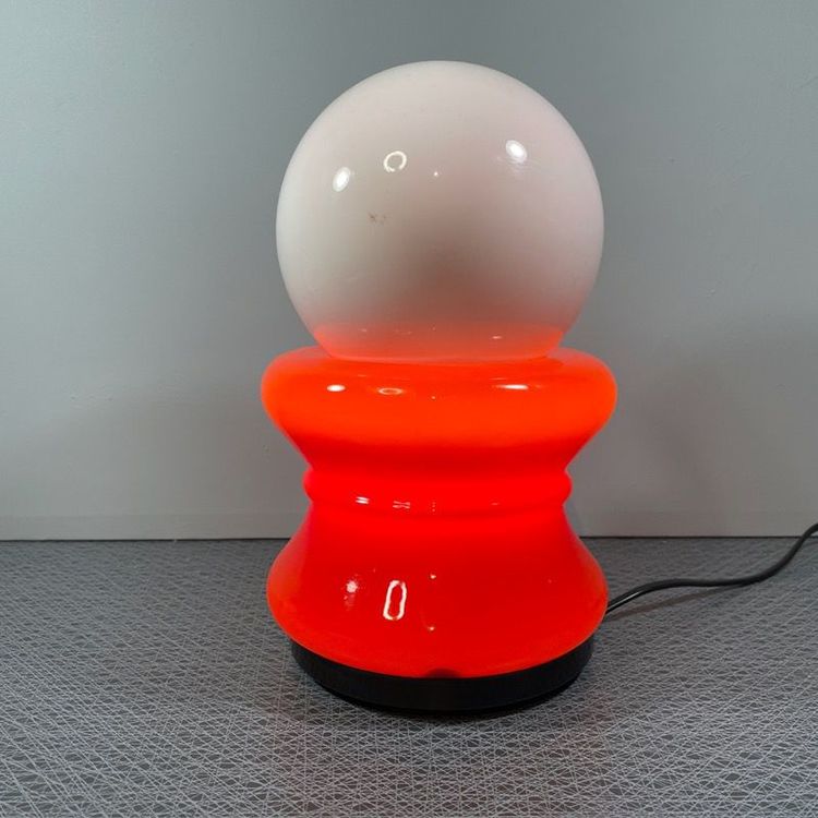 Bordslampa, 70-tal rött och vitt glas