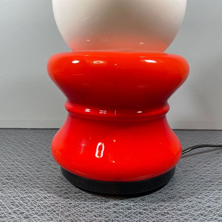 Bordslampa, 70-tal rött och vitt glas närbild fot