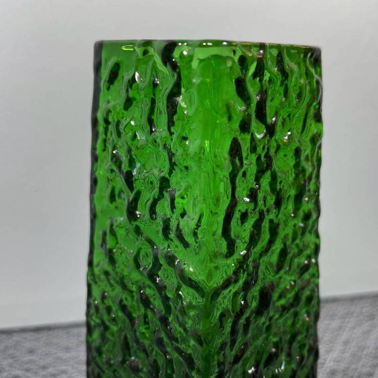 Grön glasvas, med relief