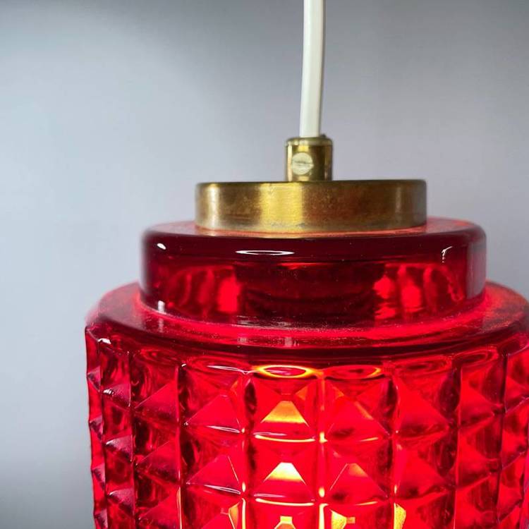 Våffellampa röd glas Reijmyre närbild upphängning