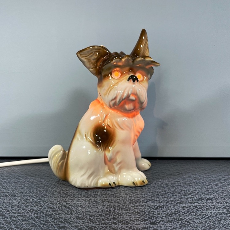 Bordslampa Dofthund Tyskland tänd