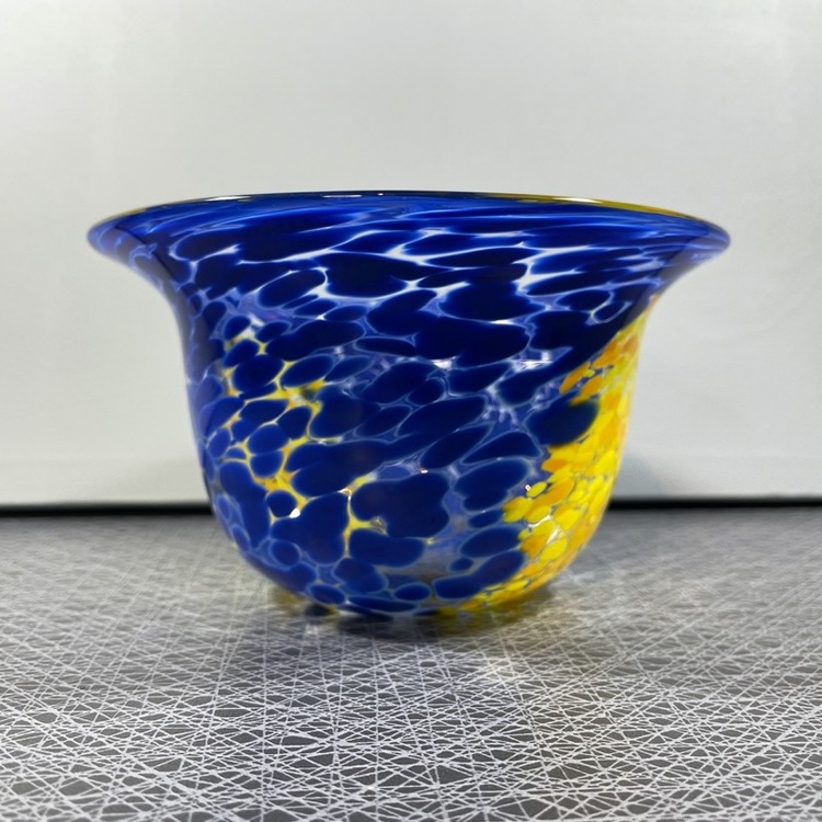 Glasskål blå/gul - Ulrica Hydman-Vallien, signerad