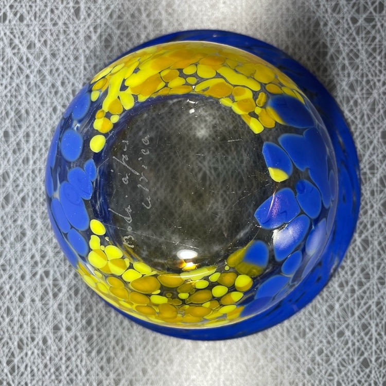 Glasskål blå/gul - Ulrica Hydman-Vallien, signerad