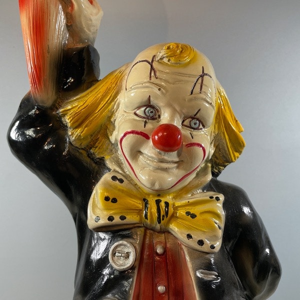 Bordslampa av Clown som håller i en lampa närbild clownansikte