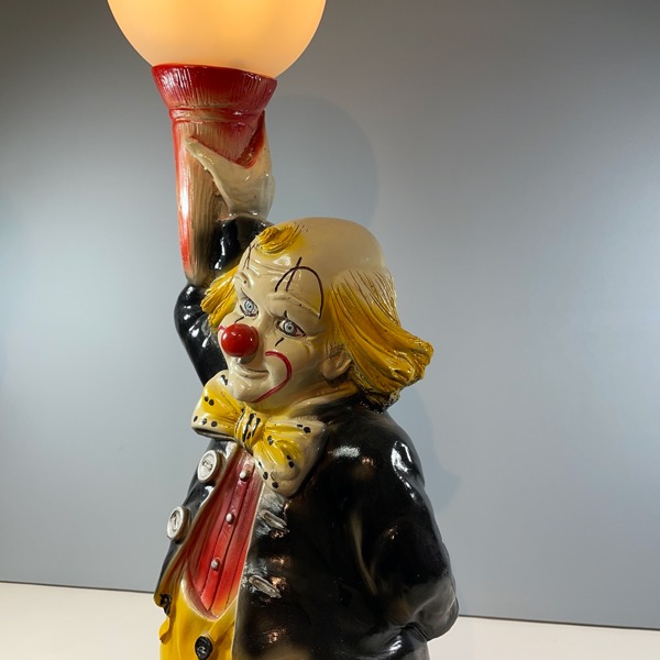 Bordslampa av Clown som håller i en lampa sidan