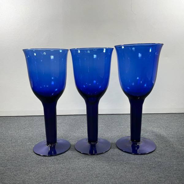 Stora handblåsta blå vinglas - Vintrotastic | Retro & Vintage Inredning i  butik och på nätet