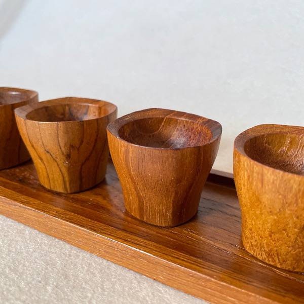 Äggkoppar på bricka -  Teak