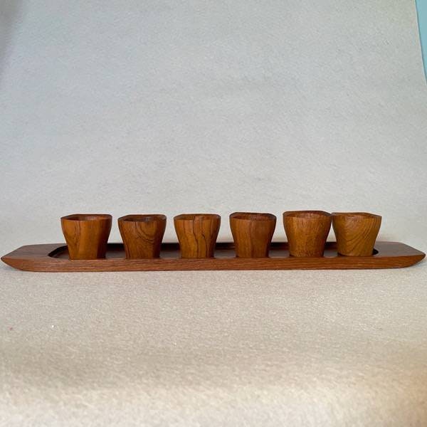 Äggkoppar på bricka -  Teak