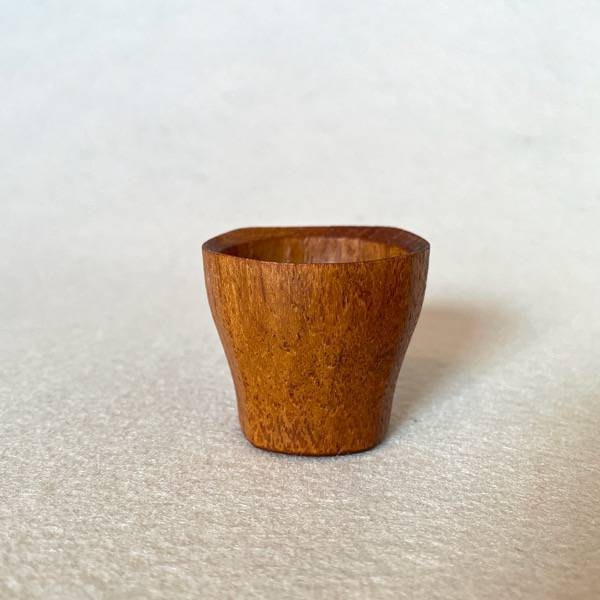 Äggkoppar på bricka -  Teak