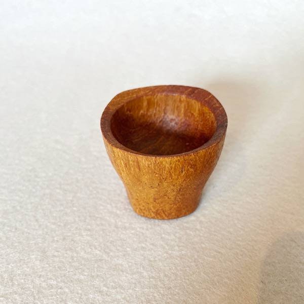 Äggkoppar på bricka -  Teak
