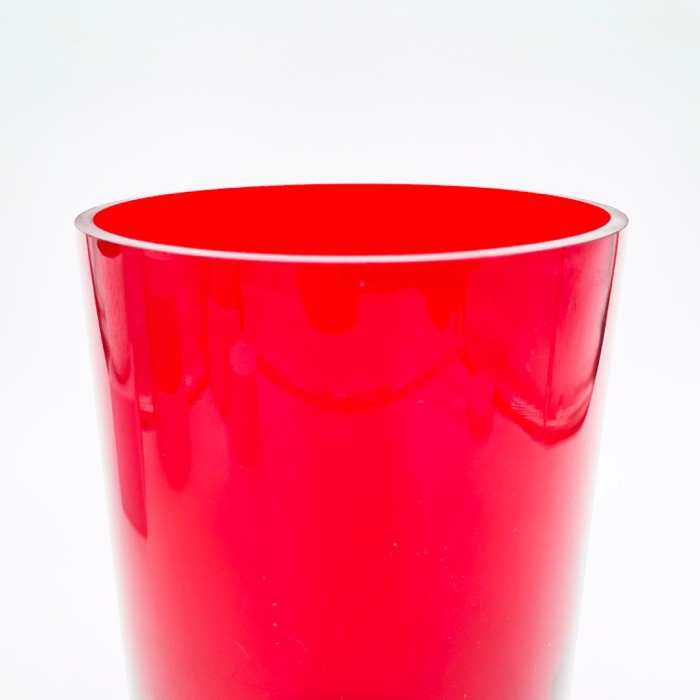 Röd och stor retro cylindervas