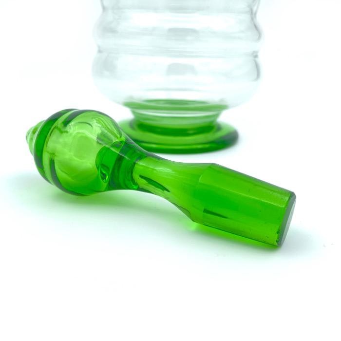 Glaskaraff med gröna glasdetaljer