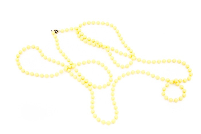 Retro halsband med plastpärlor gult