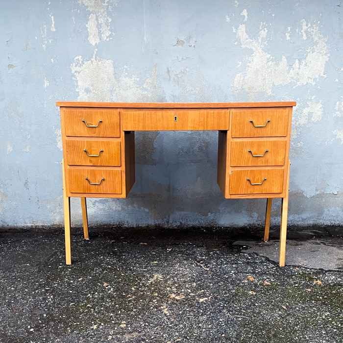 Skrivbord i teak, 7st lådor, 60-tal