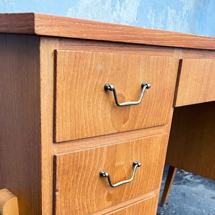 Skrivbord i teak, 7st lådor, 60-tal