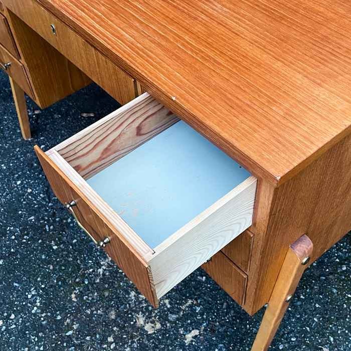 Skrivbord i teak, 7st lådor, 60-tal