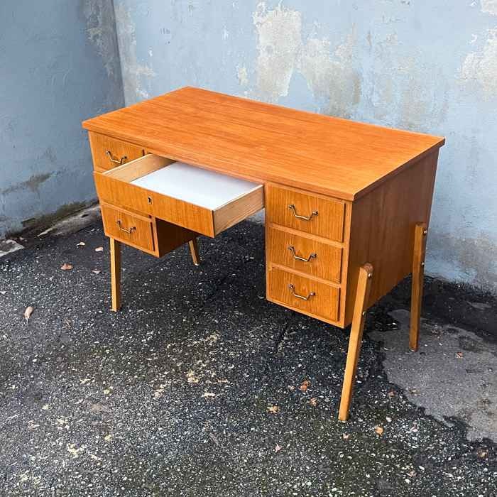 Skrivbord i teak, 7st lådor, 60-tal
