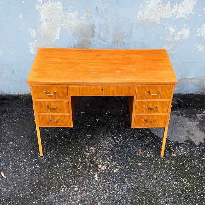 Skrivbord i teak, 7st lådor, 60-tal