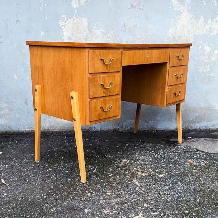 Skrivbord i teak, 7st lådor, 60-tal