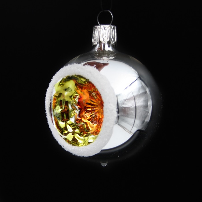 Äldre julgranskula i glas med reflektor