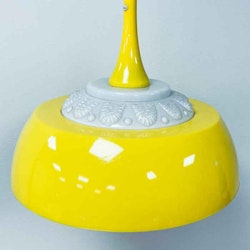 Taklampa i gul plast och vitt opalinglas