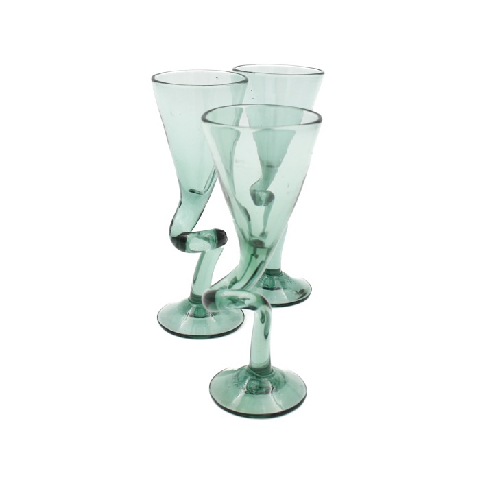 Gröna snapsglas med snurrad fot