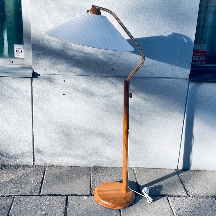 Golvlampa i furu - Markslöjd, Modell 1022