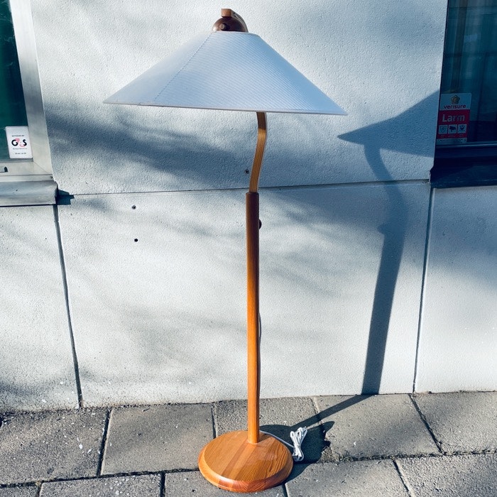 Golvlampa i furu - Markslöjd, Modell 1022 - Vintrotastic | Retro & Vintage  Inredning i butik och på nätet