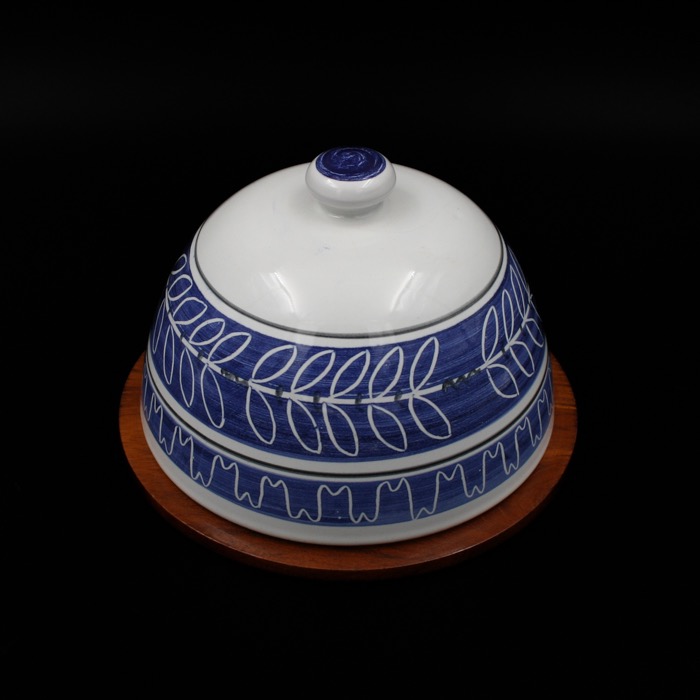 Ostkupa i keramik på teakfat - Alingsås keramik