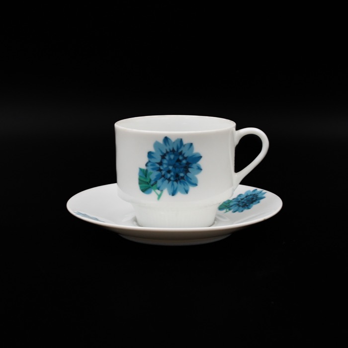 Kaffekopp med blå blommor och fat