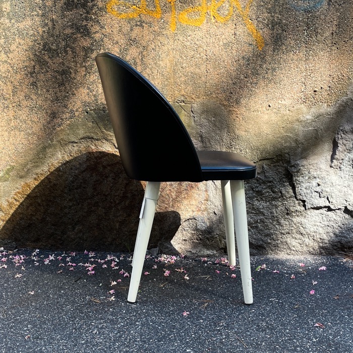 Cocktailstol, svart konstskinn från sidan