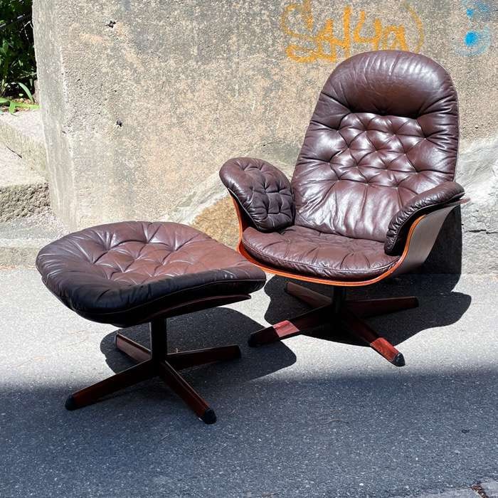Snurrfåtölj i skinn med fotpall - Göte möbler, Nässjö, 70-tal -  Vintrotastic | Retro & Vintage Inredning i butik och på nätet