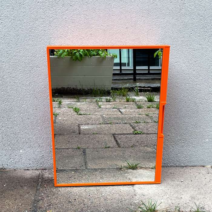Retro orange badrumsskåp med spegel i plast