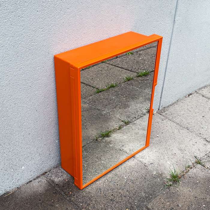 Retro orange badrumsskåp med spegel i plast