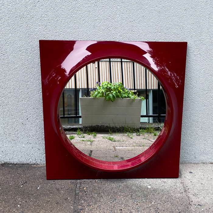 Vinröd och fyrkantig spegel i plast
