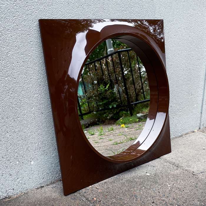 Brun och fyrkantig spegel i plast