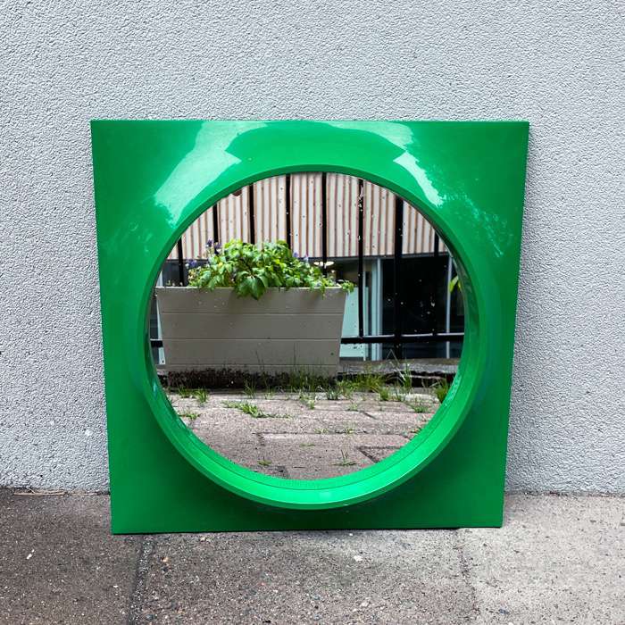 Grön och fyrkantig spegel i plast