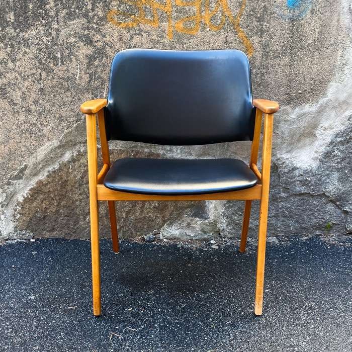 Karmstol i teak och konstskinn