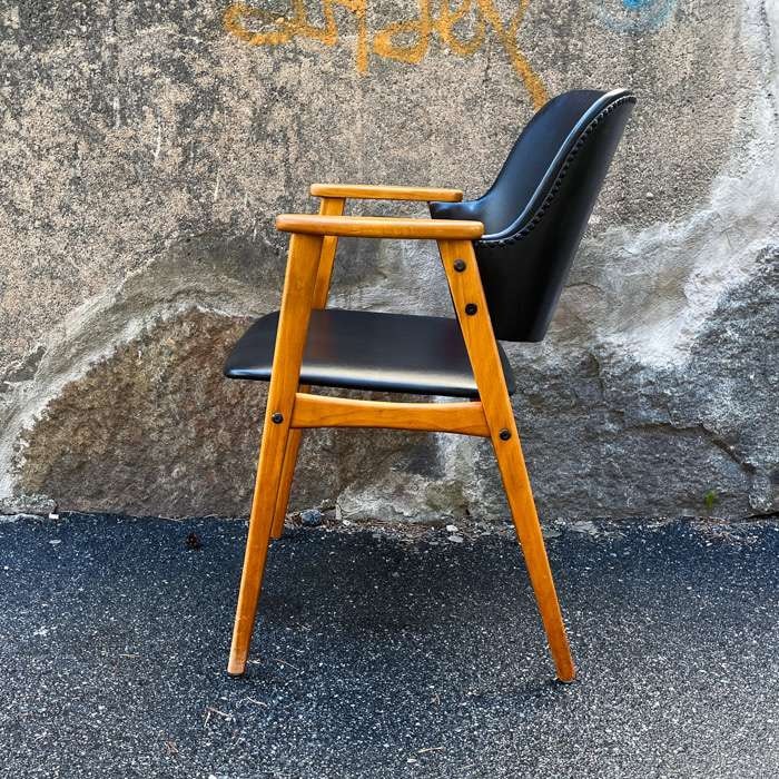Karmstol i teak och konstskinn