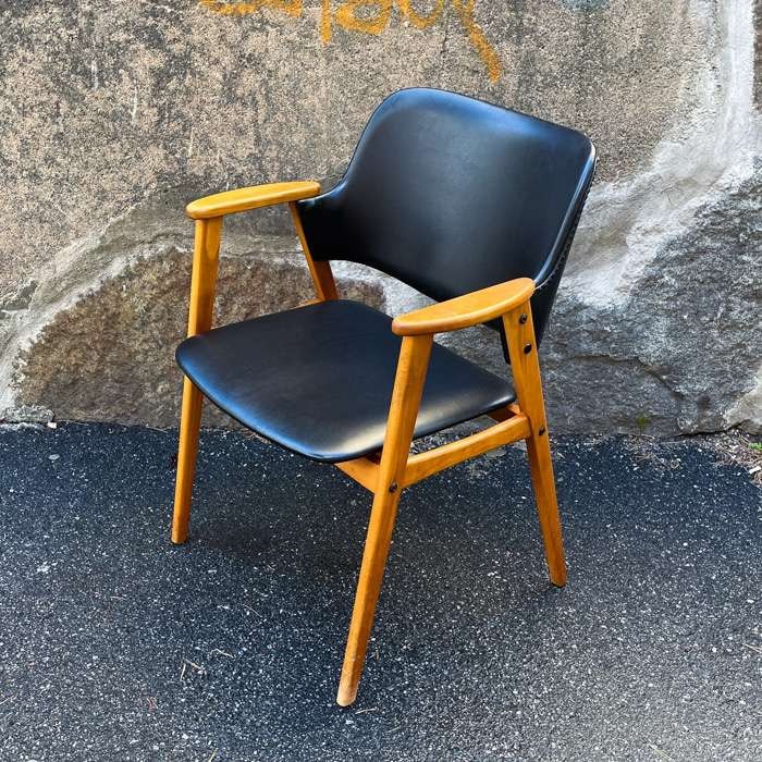 Karmstol i teak och konstskinn