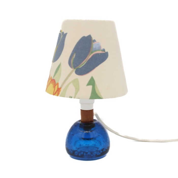 Blå brevpresslampa med lampskärm från Svenskt Tenn - Urshults glasbruk