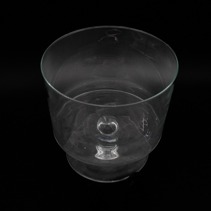 Större glasskål på fot