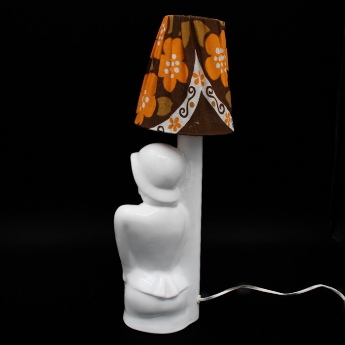 Bordslampa i porslin - kvinna med hatt