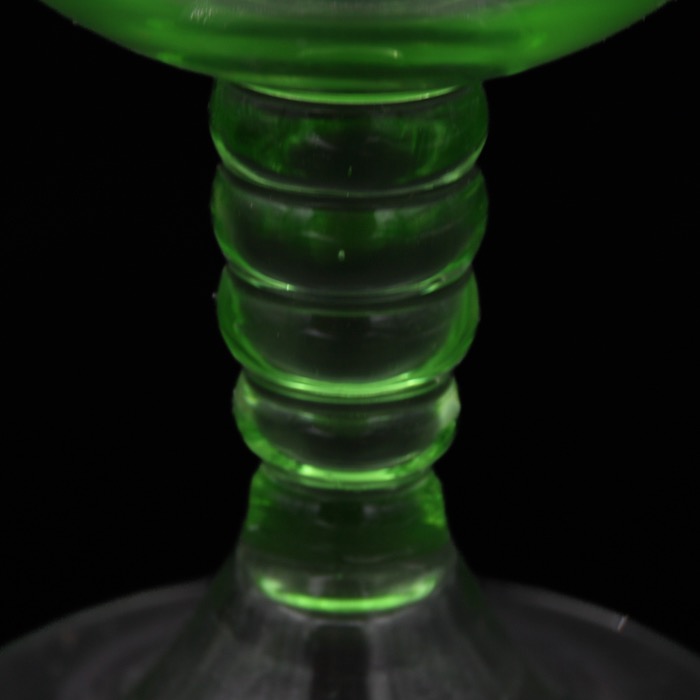 Remmare med gröntonat glas