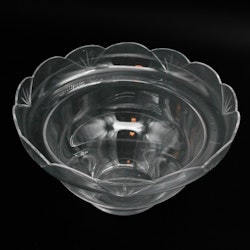 Större glasskål i kristall med vågiga kanter