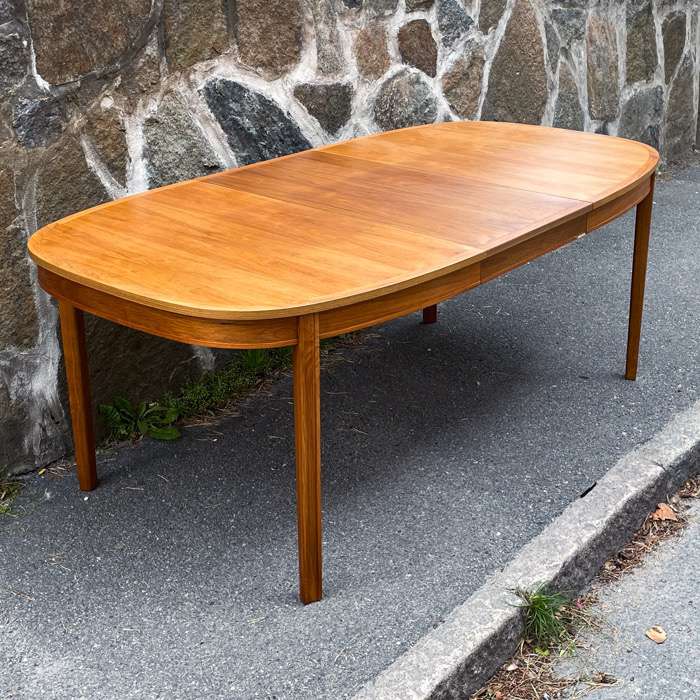 Ovalt matbord i ek med iläggsskiva