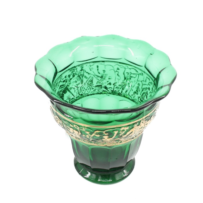 Grön vas med gulddekor i pressglas
