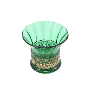 Mindre grön vas med gulddekor i pressglas